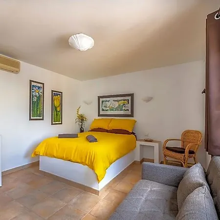 Casa Dos Ninos Bed & Breakfast 4*